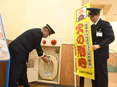 消火栓の安全確認をする消防長