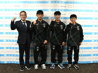 全国大会出場報告に来庁した、市内在住メンバーと浅野市長