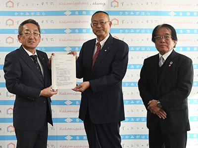 記念撮影をする浅野市長と北角会長、福副会長