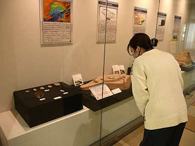 展示物を見る来庁者