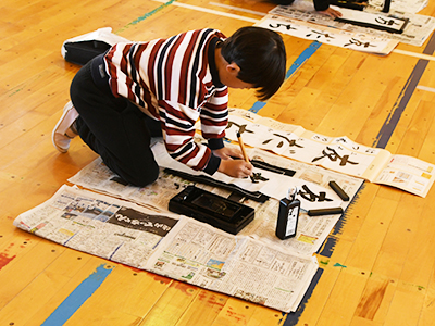 書初めをする児童の様子