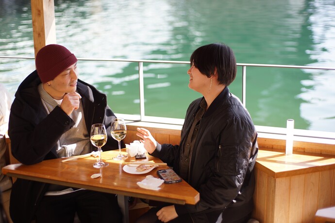 舟で食事を楽しむ参加者の写真