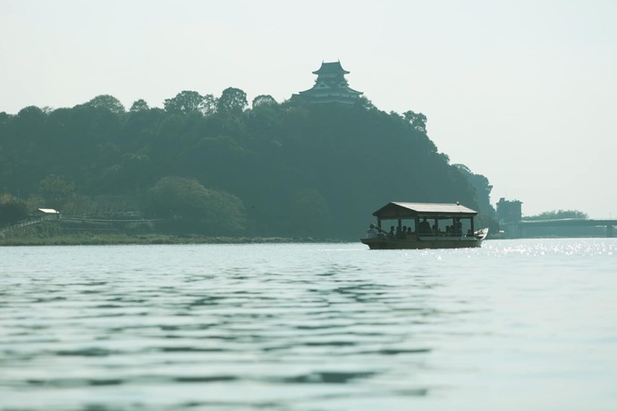 舟と犬山城の写真