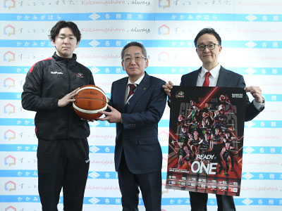 記念写真を撮る浅野市長と那須社長ら