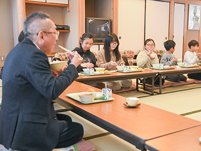 御膳籾給食を食べる浅野市長と、鵜沼第三小学校の児童