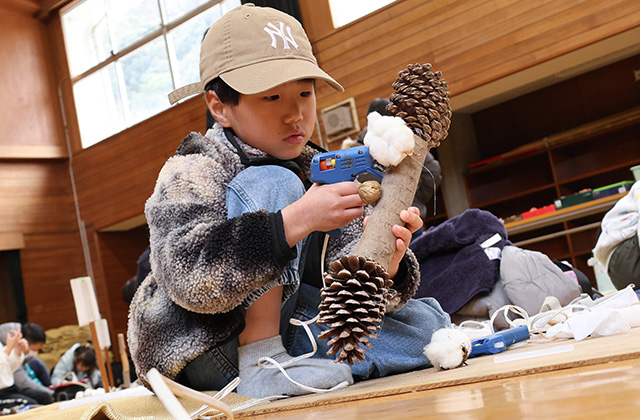 親子で挑戦 クラフト体験の写真