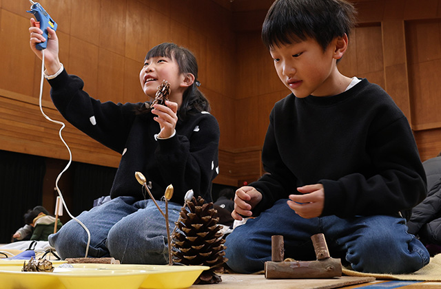 親子で挑戦 クラフト体験の写真