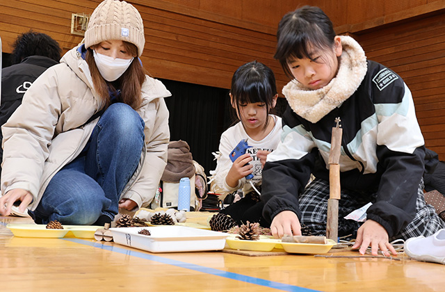 親子で挑戦 クラフト体験の写真