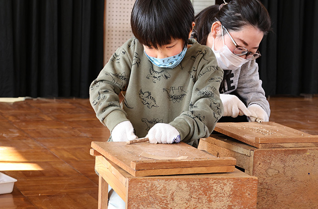 親子で挑戦 クラフト体験の写真