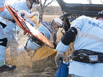 土砂災害に巻き込まれた車から運転手を救出する市消防職員