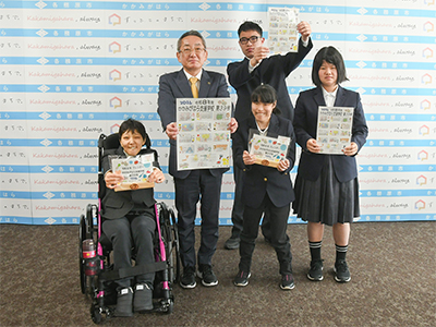 カレンダーを寄贈した、かかみがはら支援学校の生徒
