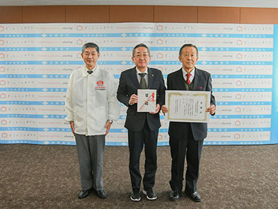 寄附の記念撮影を受ける小島陽太郎・各務原自家用自動車組合長らと浅野市長