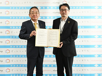協定書を持つ浅野市長と川島岐阜主管支店長の写真
