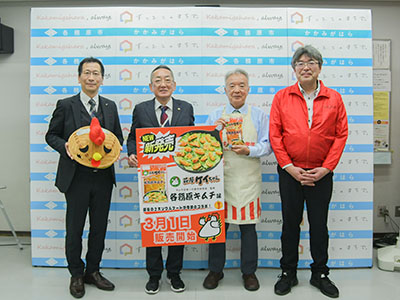 新商品発売で記念写真を受ける関係者たちの写真