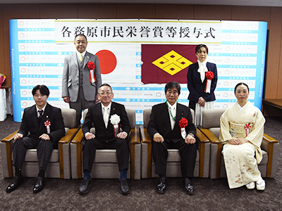 受賞者と関係者などの写真