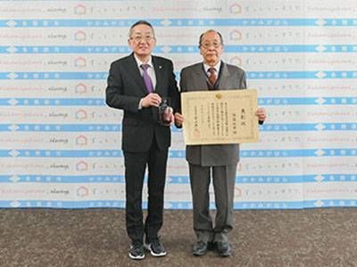 記念撮影を受ける、後藤さんと浅野市長の写真