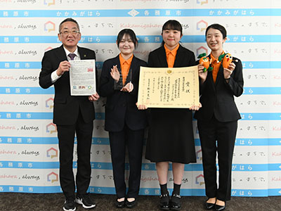 「農林水産大臣賞」を受賞した東海学院大学の学生と浅野市長