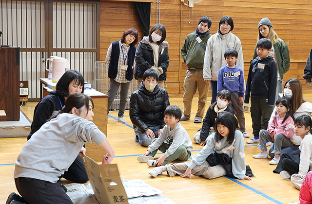 親子で楽しもう！手作り段ボール窯でピザ焼き体験の写真