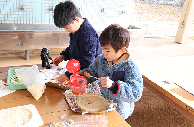 親子で楽しもう！手作り段ボール窯でピザ焼き体験の写真