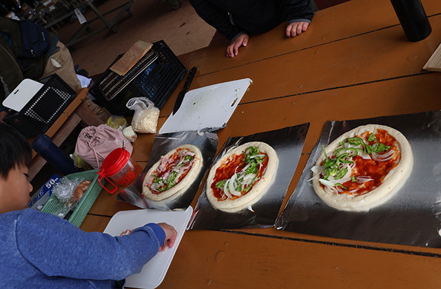 親子で楽しもう！手作り段ボール窯でピザ焼き体験の写真