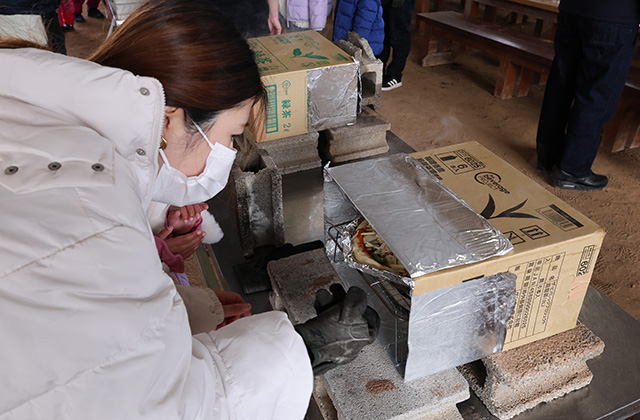 親子で楽しもう！手作り段ボール窯でピザ焼き体験の写真