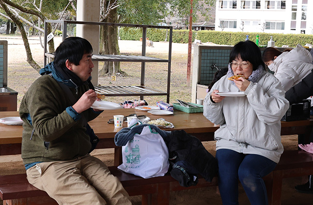 親子で楽しもう！手作り段ボール窯でピザ焼き体験の写真