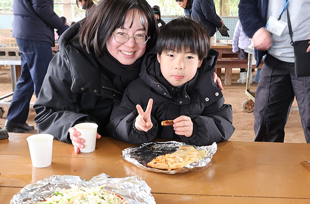 親子で楽しもう！手作り段ボール窯でピザ焼き体験の写真