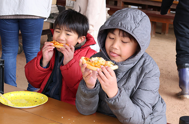親子で楽しもう！手作り段ボール窯でピザ焼き体験の写真