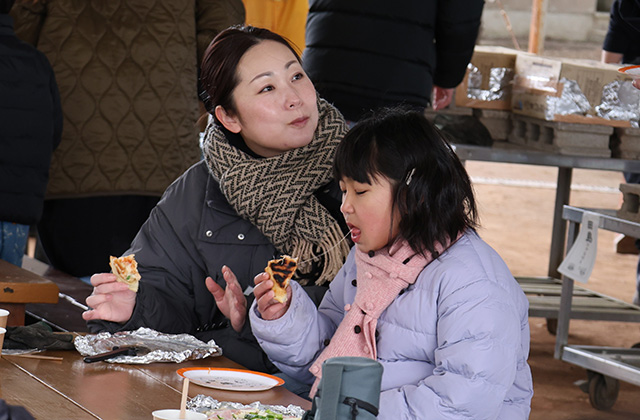 親子で楽しもう！手作り段ボール窯でピザ焼き体験の写真