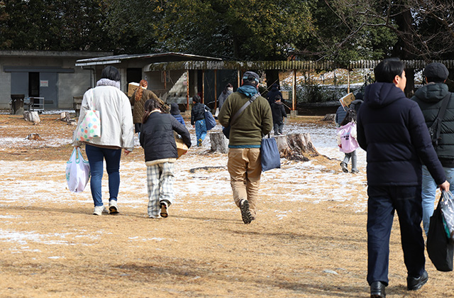 親子で楽しもう！手作り段ボール窯でピザ焼き体験の写真
