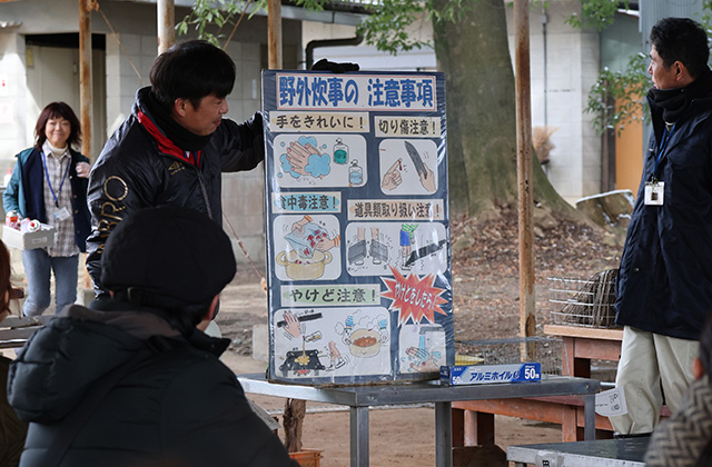 親子で楽しもう！手作り段ボール窯でピザ焼き体験の写真