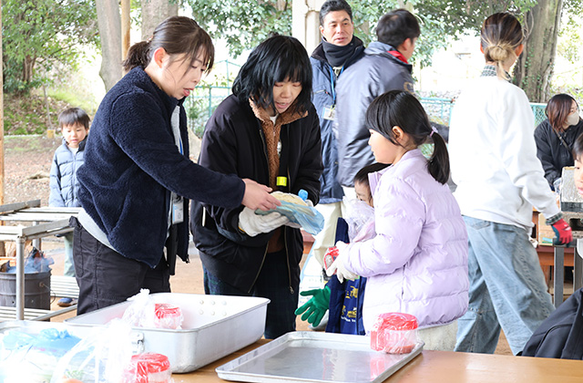 親子で楽しもう！手作り段ボール窯でピザ焼き体験の写真