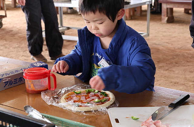 親子で楽しもう！手作り段ボール窯でピザ焼き体験の写真