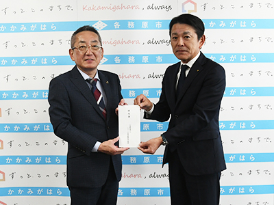 目録を持って並ぶ浅野市長と近藤常務理事