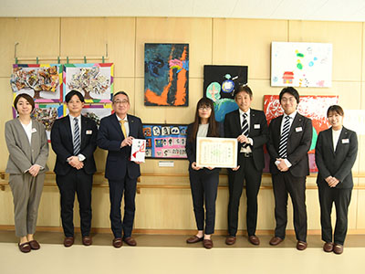 目録を持って並ぶ浅野市長と石丸工場長ら