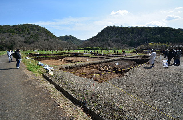 洞ひさご塚古墳発掘調査現地説明会の写真