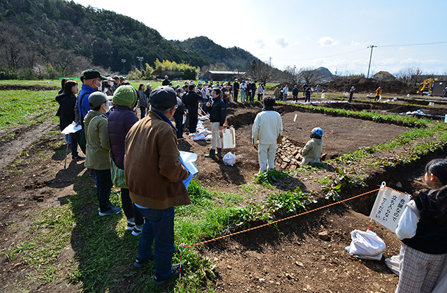 洞ひさご塚古墳発掘調査現地説明会の写真