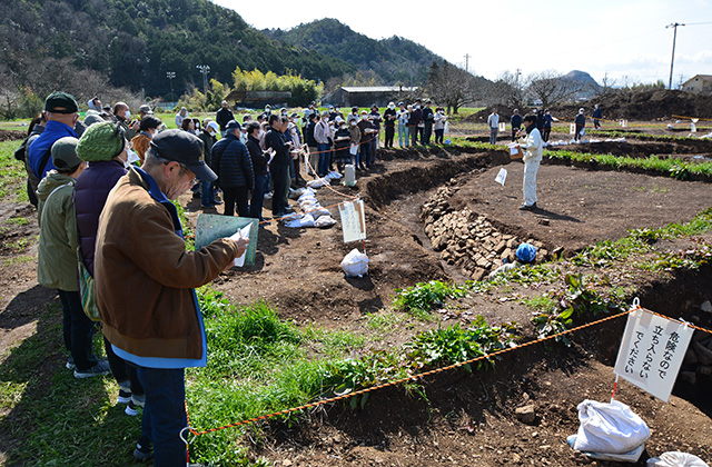 洞ひさご塚古墳発掘調査現地説明会の写真