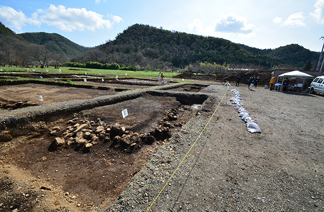 洞ひさご塚古墳発掘調査現地説明会の写真
