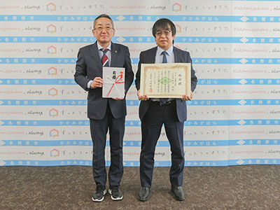 記念撮影を受ける、末次明代表取締役と浅野市長の写真