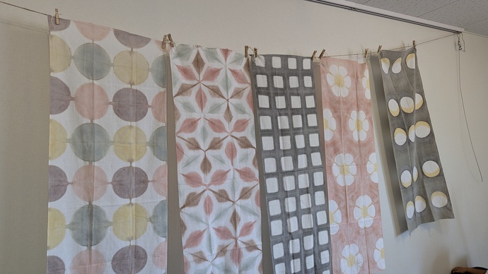 ベンガラで染めた手ぬぐいサイズの布