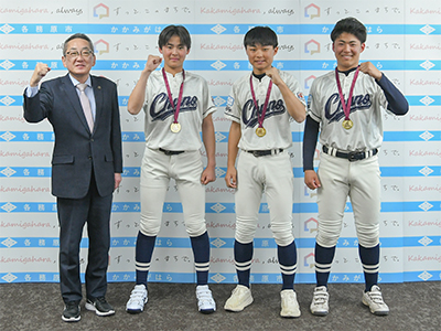 全国大会出場を報告した「中濃ボーイズ」の市内在住メンバー