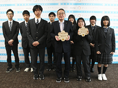 製作した看板を持って浅野市長と並ぶ生徒たち