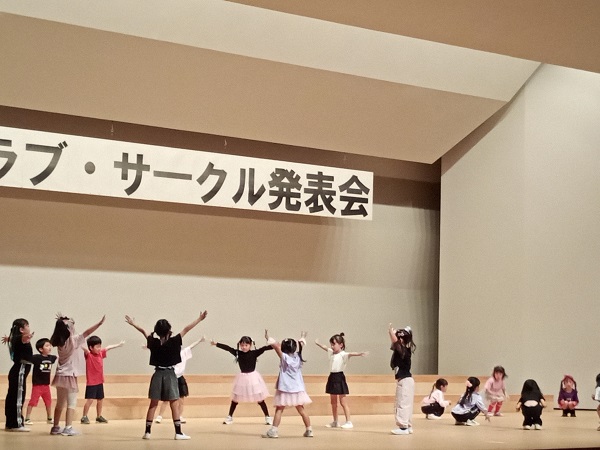 文化会館のステージで踊るこどもたち