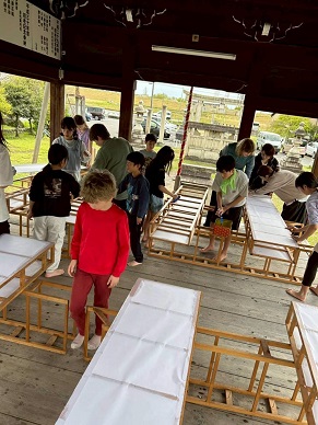 神明神社での障子貼りのようす