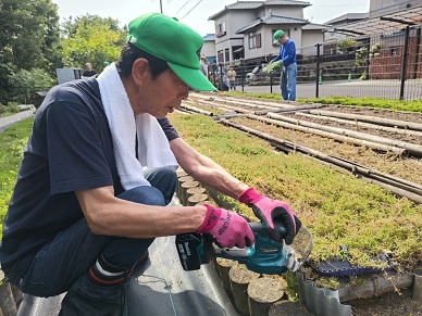 ヘッジトリマーを使う林下さん