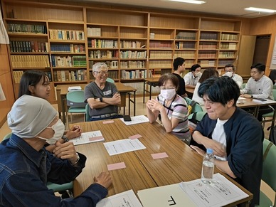 クロスロードゲームで話し合う参加者のようす