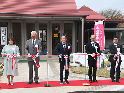 テープカット式の様子