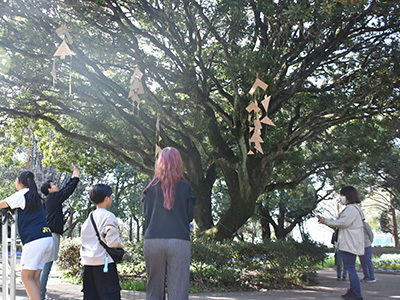 モビールを機に飾る子どもたち