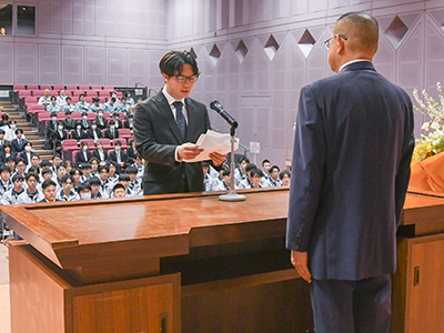 北角会長に向かって宣誓する池崎さん